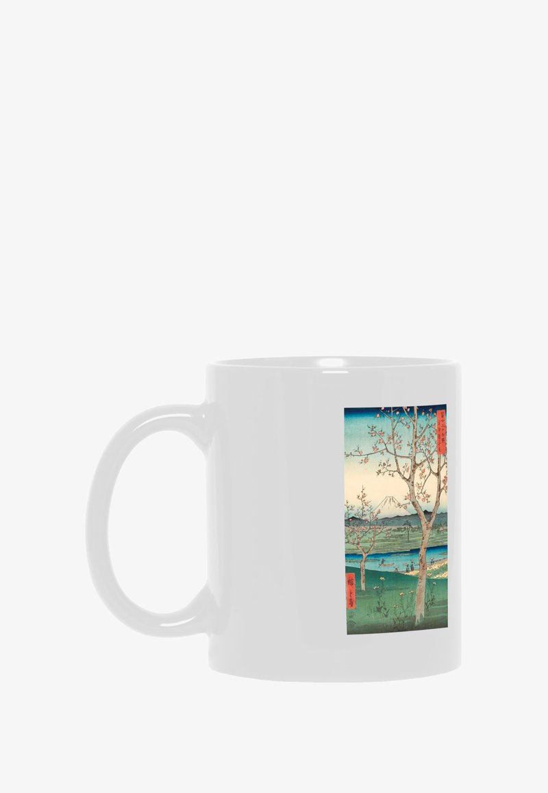 Tazza in ceramica bianca con una stampa paesaggistica colorata che presenta alberi in fiore, montagne e un fiume, con accenti rossi e blu.