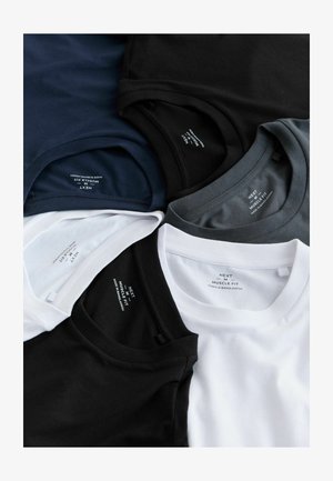 Keskmise suurusega lihastega sobivad T-särgid mustas, valges, tumesinis ja tumehallis, kus on nähtavad trükitud sisemised kaelalipikud.