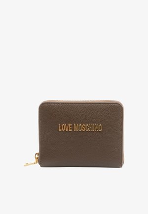 Portafoglio marrone in pelle strutturata con logo dorato "LOVE MOSCHINO". Presenta una chiusura con zip e un piccolo dettaglio in metallo.
