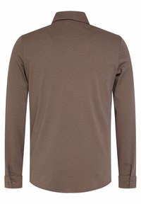 Bruin overhemd met lange mouwen, voorzien van een kraag, geruite manchetten, een zachte textuur en een eenvoudig, effen ontwerp zonder patronen of accenten.