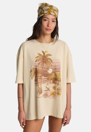 Übergroßes T-Shirt in cremefarbenem, weichem Baumwollstoff mit einem Strandmotiv, das Palmen, eine Hütte und Plumeria-Blumen in erdigen Tönen zeigt.
