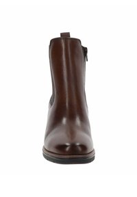 Botte cheville en cuir marron avec une finition lisse, fermeture zippée sur le côté et une tirette à l'arrière. Semelle plate avec un profil minimal.