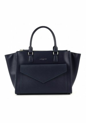 Sac à main en cuir bleu marine avec un design structuré, comprenant une poche avant en forme d'enveloppe et deux poignées supérieures. Accents en quincaillerie argentée.