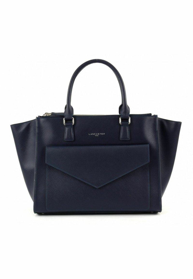 Sac à main en cuir bleu marine avec un design structuré, comprenant une poche avant en forme d'enveloppe et deux poignées supérieures. Accents en quincaillerie argentée.