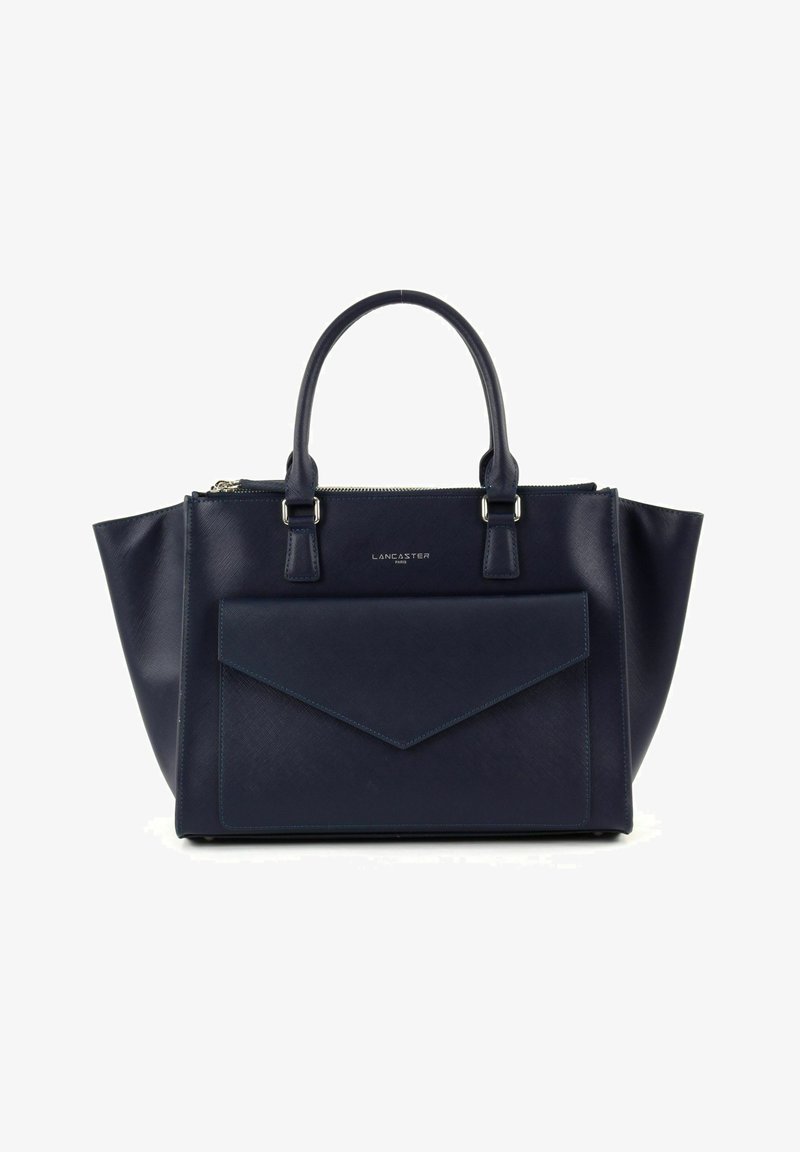 Sac à main en cuir bleu marine avec un design structuré, comprenant une poche avant en forme d'enveloppe et deux poignées supérieures. Accents en quincaillerie argentée.