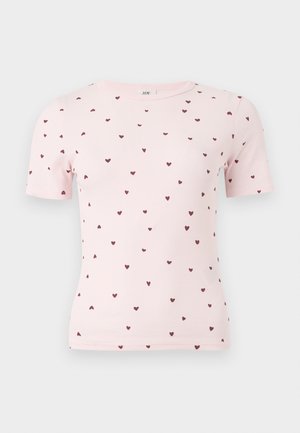 Lys rosa, ribbestrikket kortermet t-skjorte med små, spredte, mørkerøde hjerte mønstre, rund hals og tettsittende silhuett.