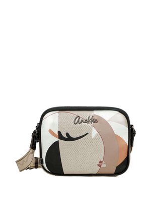 Borsa a tracolla rettangolare con design astratto di volto sorridente in tonalità beige, nero e pesca, con tracolla in tessuto e nome del marchio in rilievo "Anekke."