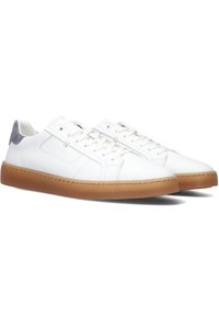 Witte leren sneakers met een gladde textuur, gumzool en grijze suede hielaccent. Voorzien van platte veters en een minimalistisch ontwerp.