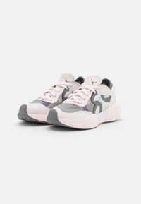 Chaussures de sport rose clair en mesh et matière synthétique, avec des accents gris, des motifs distinctifs et un bout rond. Fermeture à lacets.