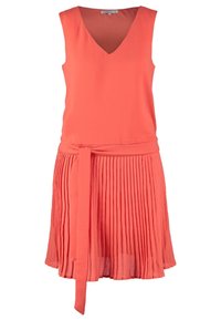 Robe corail sans manches avec col en V, taille cintrée et jupe plissée. Comprend une ceinture assortie en tissu pour ajustement. Texture lisse.