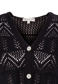 Cardigan noir en tricot avec un motif en chevrons, décolleté en V, et deux boutons ronds de couleur claire à l'avant. Étiquette indiquant "Marie Lund, Copenhague."