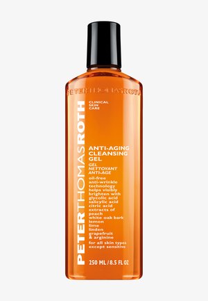 Oranje flesje anti-aging reinigingsgel van Peter Thomas Roth met zwarte dop, met huidverzorgingsproduct tekst op het voorlabel.