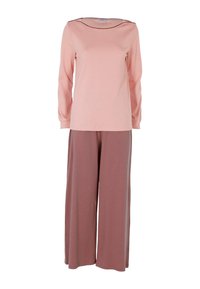 Maglia a maniche lunghe di un rosa chiaro con scollo rotondo, abbinata a pantaloni larghi e comodi di un rosa più scuro, entrambi realizzati in un tessuto morbido.