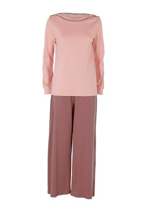 Maglia a maniche lunghe di un rosa chiaro con scollo rotondo, abbinata a pantaloni larghi e comodi di un rosa più scuro, entrambi realizzati in un tessuto morbido.