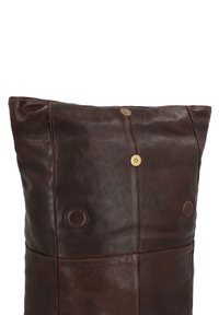 Štvorcový hnedý kožený vankúš s hladkým povrchom, s dvoma mosadznými gombíkmi a viditeľným šitím, vytvárajúcim patchworkový vzor.