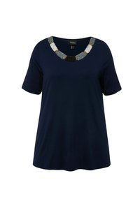 T-shirt blu navy con maniche corte e scollatura ampia adornata con un'applicazione di perline decorative in tonalità metalliche. Tessuto morbido, vestibilità rilassata.