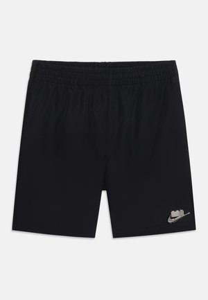 Schwarze Athletikshorts mit elastischem Bund und einem kleinen Nike-Logo mit Schloss-Design am linken unteren Bein.