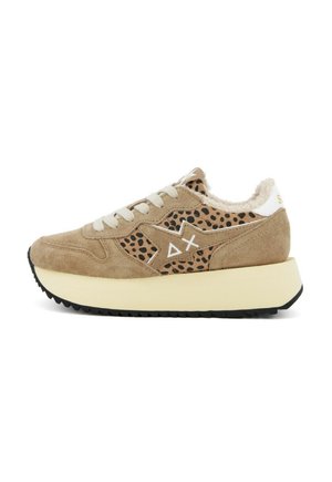 Sneaker in suede beige con pannello in stampa leopardata, lacci bianchi, suola in gomma nera e fodera interna testurizzata. Accentuato da dettaglio del logo bianco.