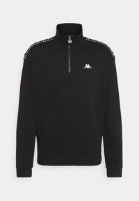 Felpa nera con zip e colletto alto, tasca frontale, logo Kappa sul petto e accenti bianchi lungo le spalle. Tessuto morbido con polsini a costine.