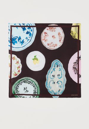 Foulard carré avec fond sombre présentant des assiettes vintage peintes en bleu, vert, rose et jaune avec des motifs floraux et fruitiers.