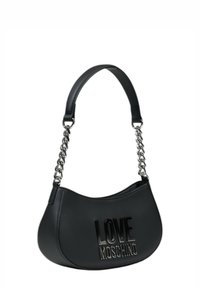 Czarna skórzana torba na ramię o zakrzywionym kształcie, ze srebrnym łańcuszkiem i wytłoczonym logo "LOVE MOSCHINO" z przodu. Gładka tekstura.