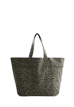 Suuri olkalaukku, jossa tumma leopardikuvio ja kaksi kahvaa, esitetty valkoista taustaa vasten.