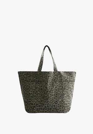 Geantă mare tip tote cu model în imprimeu leopard închis și două mânere, expusă pe un fundal alb.