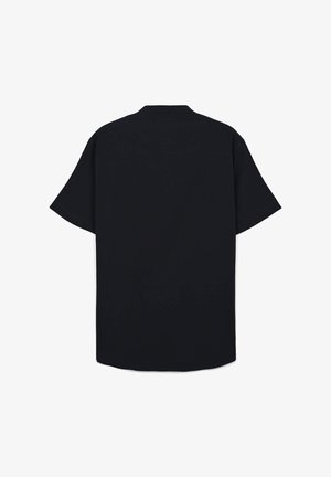 Maglietta nera a maniche corte con colletto, design semplice, vista posteriore che mostra una trama liscia e un orlo arrotondato. Nessun motivo o accento visibile.