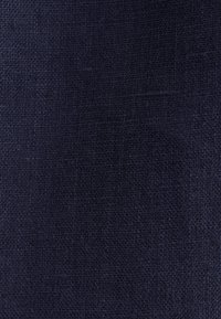 Tissu textile bleu marine foncé avec une texture tissée grossière et de petits fils espacés régulièrement.