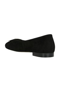 Scarpa piatta in suede nera con punta arrotondata e tacco basso. Presenta un design elegante con un dettaglio a fiocco minimalista sulla parte anteriore.