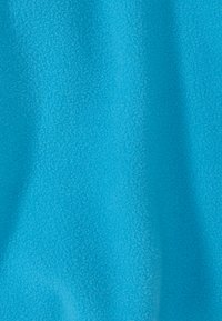 Μπλε ύφασμα φλις με απαλή, χνουδωτή υφή και διακριτικές σκιερές πτυχές.