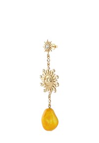 Goldene, sonnenförmige Ohrringe zeigen ein zentrales Sonnenmotiv mit einem klaren Edelsteinakzent, einer hängenden gelben Steinkugel und kleinen Perlenverzierungen.