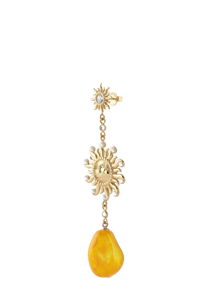 Goldene, sonnenförmige Ohrringe zeigen ein zentrales Sonnenmotiv mit einem klaren Edelsteinakzent, einer hängenden gelben Steinkugel und kleinen Perlenverzierungen.