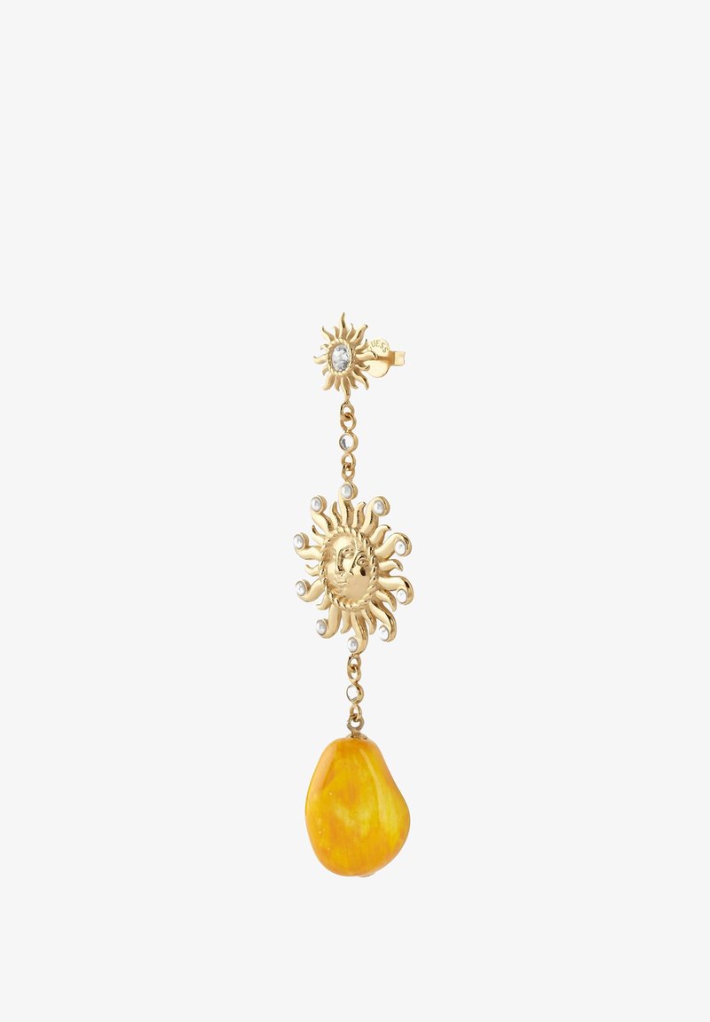 Goldene, sonnenförmige Ohrringe zeigen ein zentrales Sonnenmotiv mit einem klaren Edelsteinakzent, einer hängenden gelben Steinkugel und kleinen Perlenverzierungen.