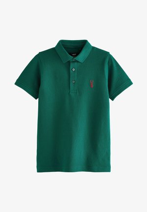 Zöld póló, textúrált anyagból készült, gallérral, háromgombos lezárással és egy kis piros homár hímzéssel a bal mellrészen.