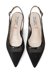 Décolleté nere con cinturino, dalla punta affusolata, realizzate in rete testurizzata e pelle verniciata, caratterizzate da un tacco basso e una soletta liscia color naturale.