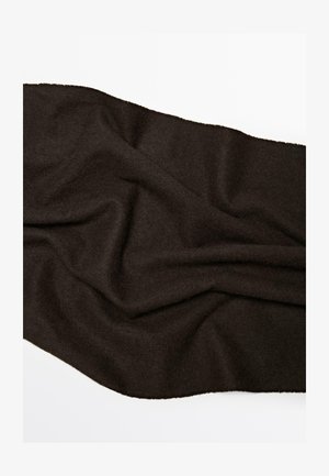 Tmavě hnědá látka hladce spletená, vykazující měkkou texturu a mírný lesk s nerovnými okraji a jemnými záhyby, vytvářející plynulý vzhled.