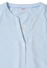 Blouse à rayures verticales bleu clair et blanc avec encolure ronde, ouverture partielle à boutons sur le devant, et étiquette de la marque CECIL à l'intérieur du col.