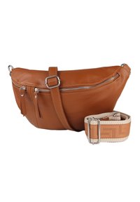 Sac bandoulière en cuir marron de forme courbée, avec une poche zippée à l'avant et une sangle réglable à motif. Fini texturé avec des accents en métal argenté.