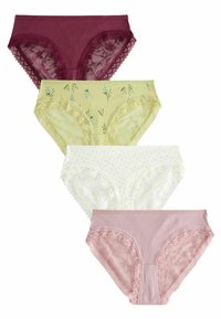 Vier paar damesondergoed: bordeauxrood met kant, lichtgroen met bloemenpatroon, wit met stippen en roze met kantaccenten.