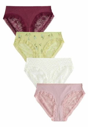 Vier paar damesondergoed: bordeauxrood met kant, lichtgroen met bloemenpatroon, wit met stippen en roze met kantaccenten.