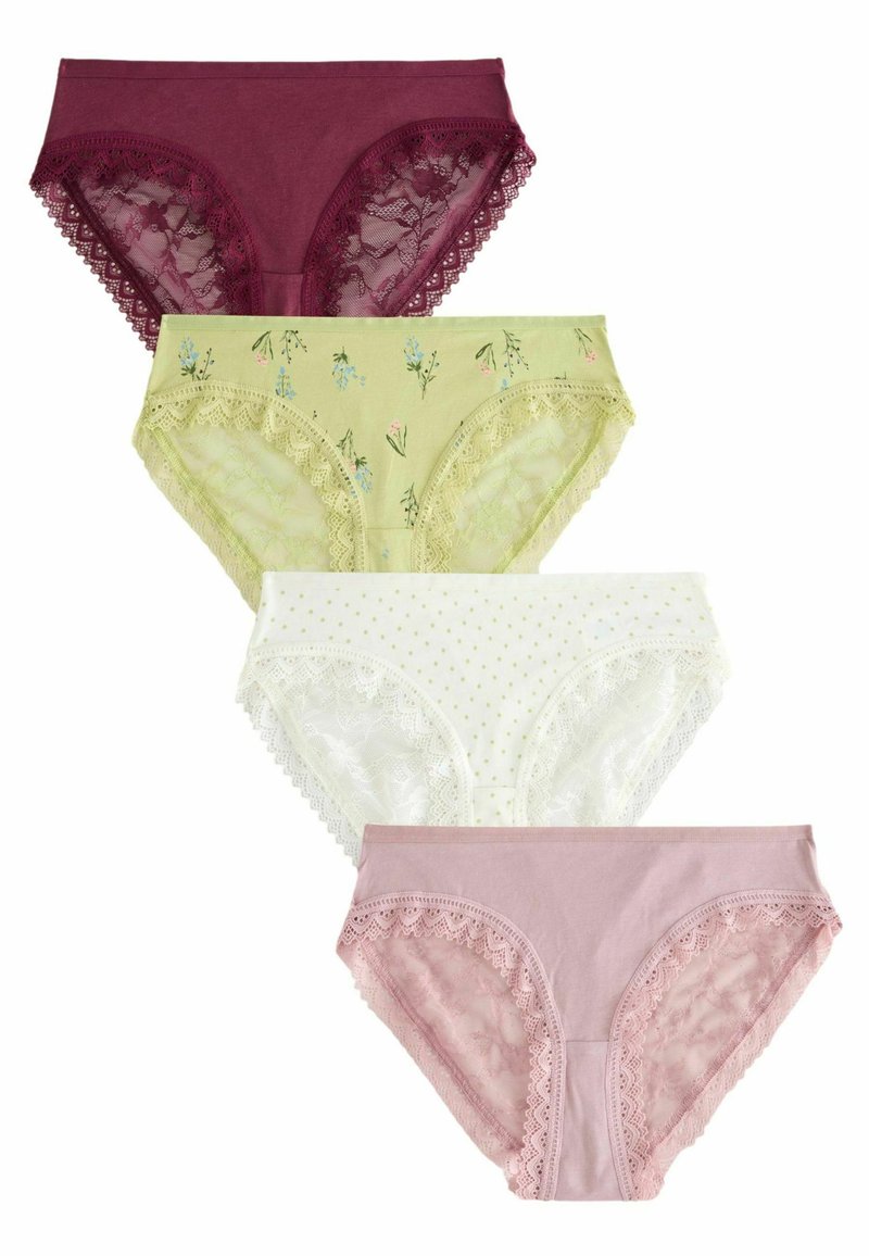 Vier paar damesondergoed: bordeauxrood met kant, lichtgroen met bloemenpatroon, wit met stippen en roze met kantaccenten.