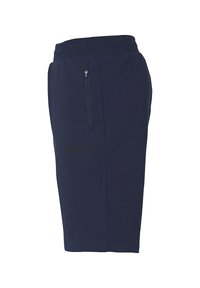 Shorts de sport bleu marine en tissu doux, dotés d'une poche latérale zippée et d'un logo imprimé sur la jambe. Design simple et fonctionnel.