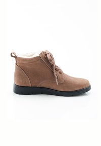 Botas de tobillo de ante marrón con un acabado texturizado, cordones en la parte delantera, forro de piel sintética blanca y suela de goma negra. Sin logotipos ni patrones visibles.