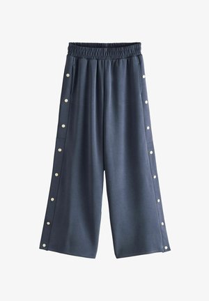 Marineblaues weit geschnittenes Hosen mit elastischem Bund, Seitentaschen und weißen Druckknopfakzenten entlang der äußeren Nähte. Weicher Stoff.