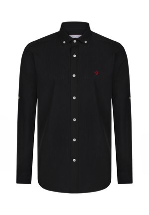 Czarna koszula z długim rękawem zapinana na guziki z białymi guzikami, małe czerwone logo ptaka na lewej piersi oraz zapięte na guziki końce kołnierza.