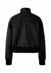 Schwarze Bomberjacke aus glattem, glänzendem Stoff, mit gerippten Bündchen und Saum sowie einem Stehkragen. Hat ein klares Design ohne sichtbare Verschlüsse.