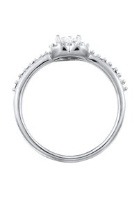 Bague en platine avec une pierre centrale ronde et des pierres plus petites intégrées le long de l'anneau, mettant en valeur une finition polie et des détails complexes.