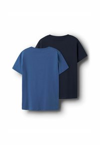 Se exhiben dos camisetas de algodón de manga corta, una en azul y otra en marino. Ambas tienen un cuello redondo sencillo y un corte ligeramente holgado.