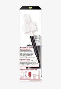 Klar glasflaska med en svart droppare, vit gummipipett och flerfärgad text på en ljus bakgrund. Instruktioner visas tydligt.